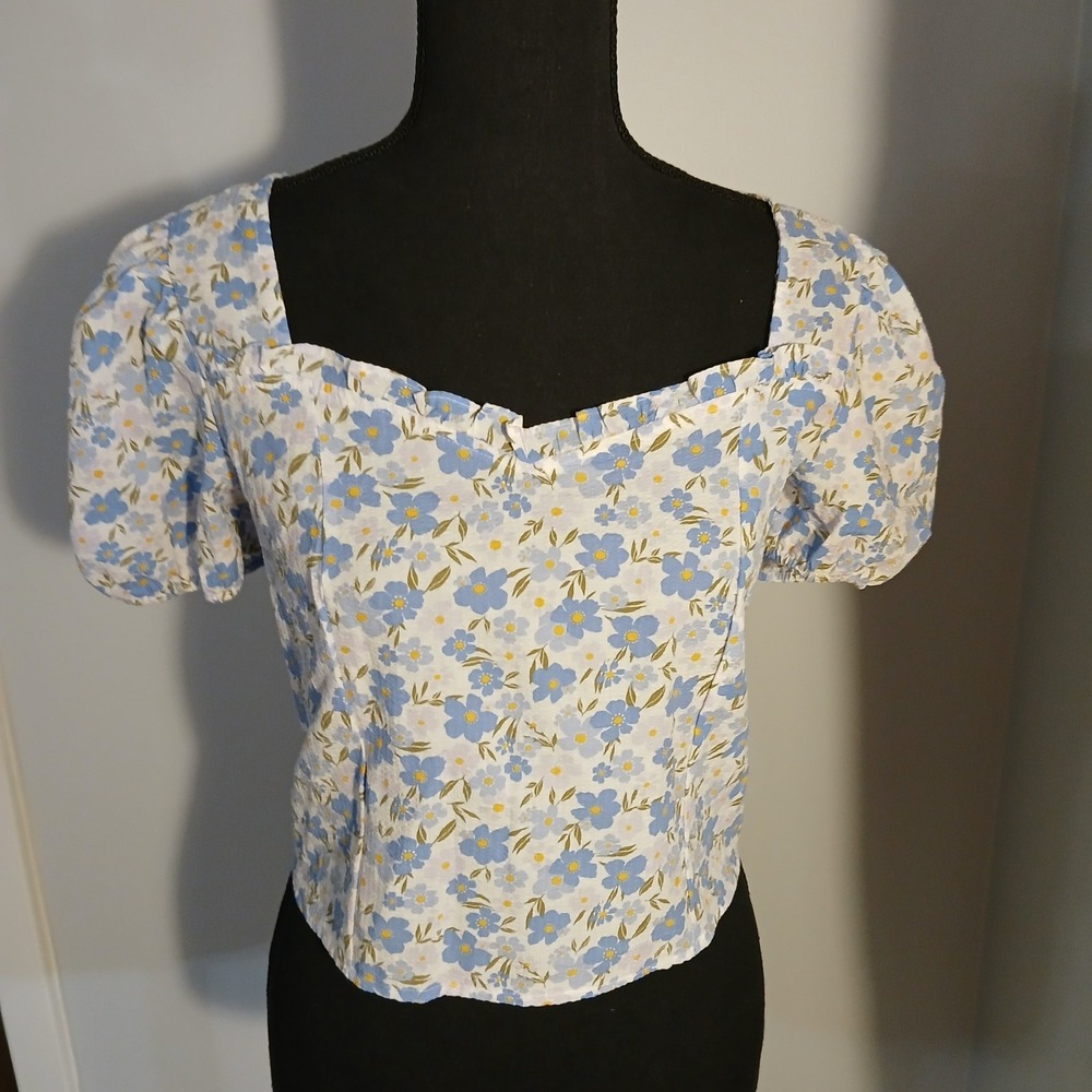 Blu Pepper‎ White & Blue Floral Crop Top Sz M Smocked Back Tie At Neck Cotton